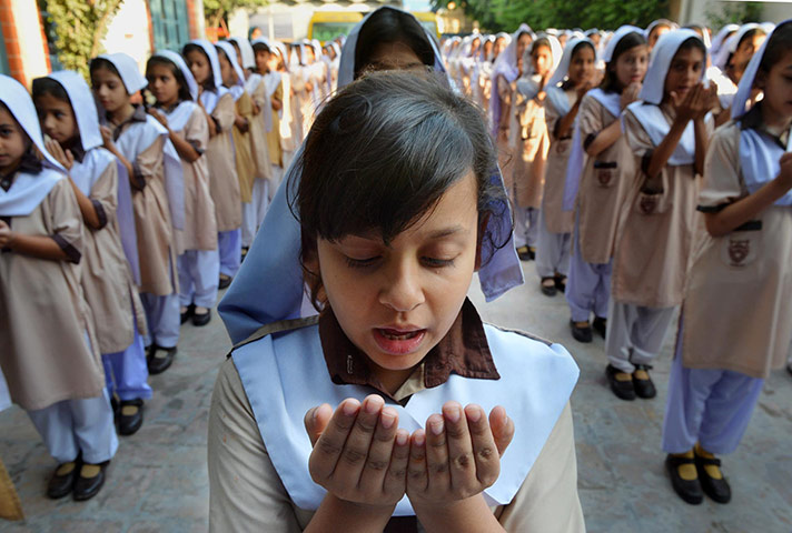 24 hours: Pakistani school girls pray for the recovery of Malala Yousafzai