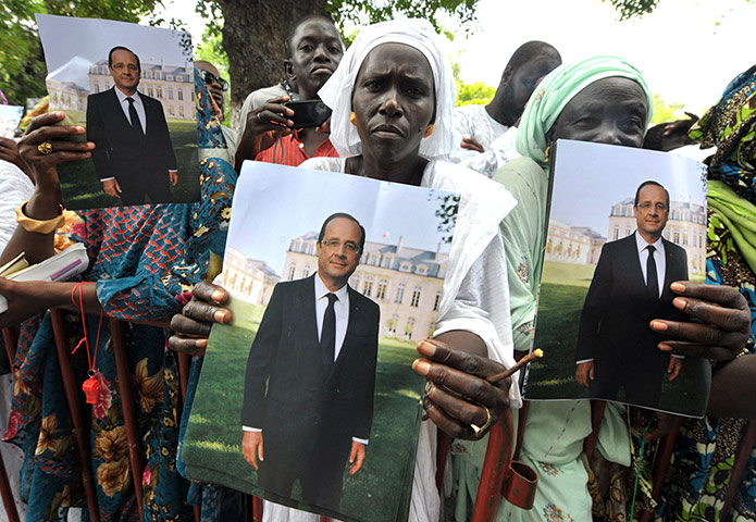 24 hours: Senegalese women hold posters of French President Francois Hollande