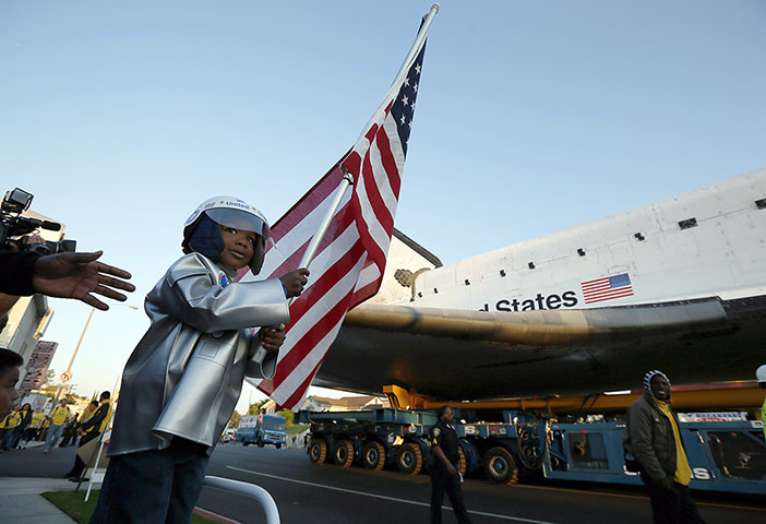 Space Shuttle: Amir Morris, 3, watches the Space Shuttle