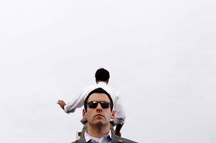 24 hours: Lebanon, Ohio, USA: A US Secret Service Agent stands behind Mitt Romney 