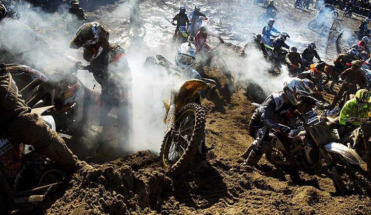 beach race: Competitors get stuck in the sand 