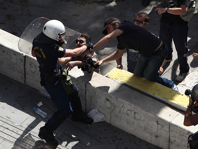 Greece protests: Protesters scuffle with riot police