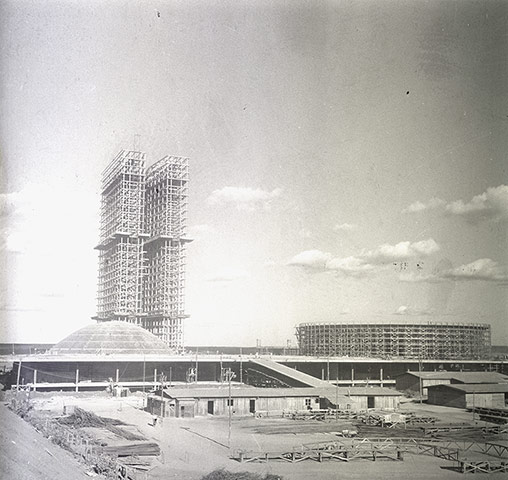 Oscar Niemeyer: A view of the National Congress under construction in Brasilia