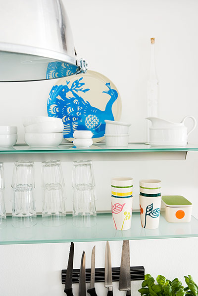 Patterned and white plates on display