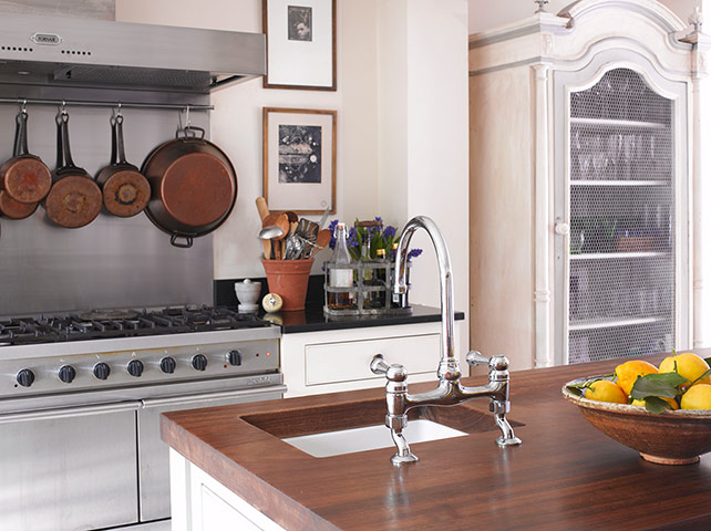 Contemporary country style kitchen with large cooker and kitchen island