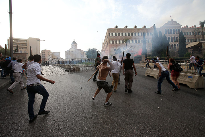 Beirut funeral: Protesters throw sticks and rocks