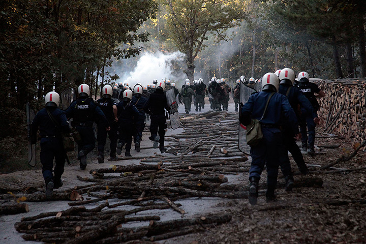 24 hours: Halkidiki peninsula, Greece: Riot policemen chase protesters