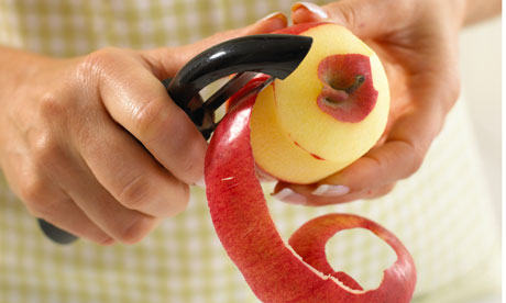 Swivel-bladed fruit and veg peeler