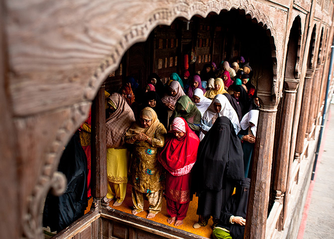24 hours: Srinagar, Kashmir: Kashmiri Muslim women pray shrine of Khaniqahi mullah