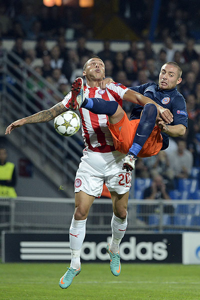 Wed champs league 2: Montpellier's forward Anthony Mounier vies with Olympiakos Jose Holebas
