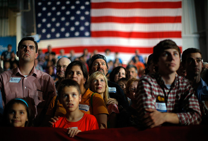24 hours: Cedar Rapids, Iowa, USA: Audience members listen to Mitt Romney