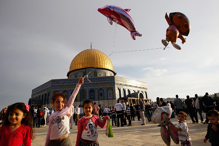 24 hours: Jerusalem: Palestinian girls hold balloons in front of the Dome of the Rock