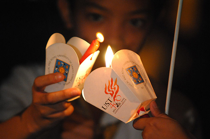 24 hours: Philippines: Students light candles before Saint Pedro Calungsod