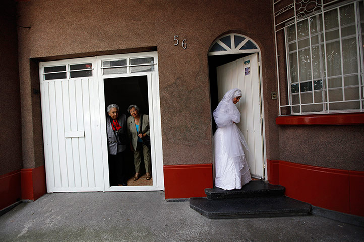20 Photographs: A Mexican Muslim convert, leaves her parents' home for her wedding