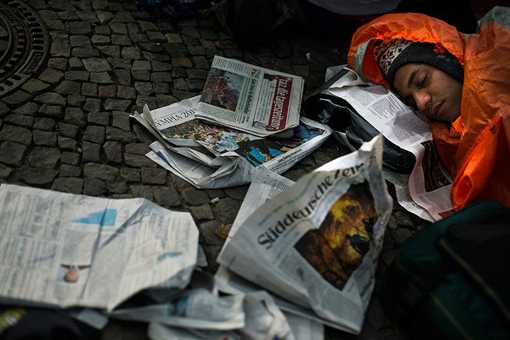 20 Photographs: Iranian refugee sleeps by the Brandenburg Gate during a hunger strike