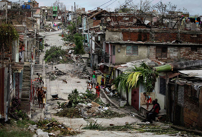 20 Photographs: People on a street after Hurricane Sandy hit Santiago de Cuba