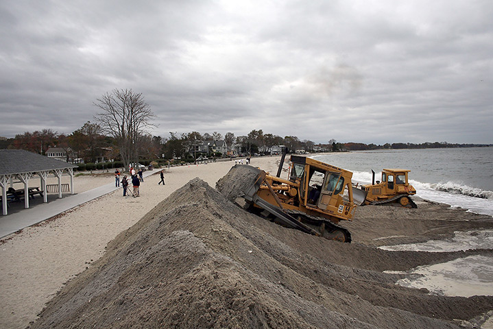 Hurricane Sandy : Earth movers build protective berms on Compo Beach in Westport, Connecticut