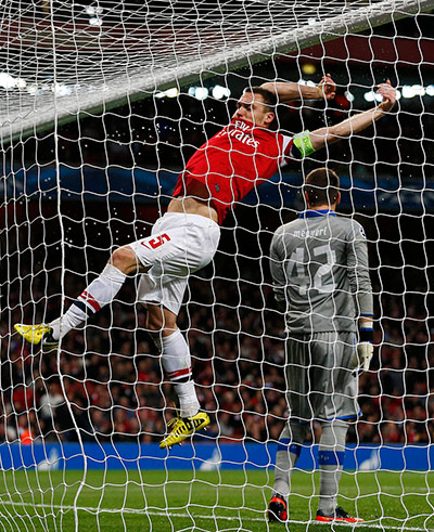 footy2: Arsenal's Vermaelen jumps into the net