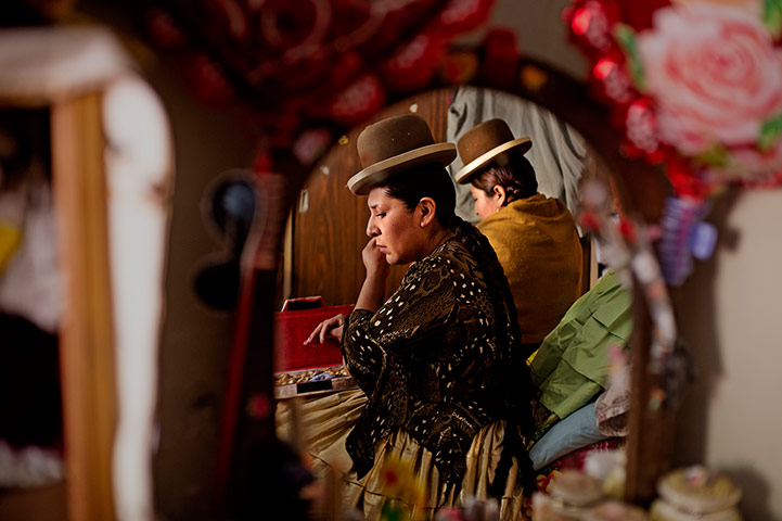 Cholitas: Martha La Altena and sister put on earrings and make up before her fight