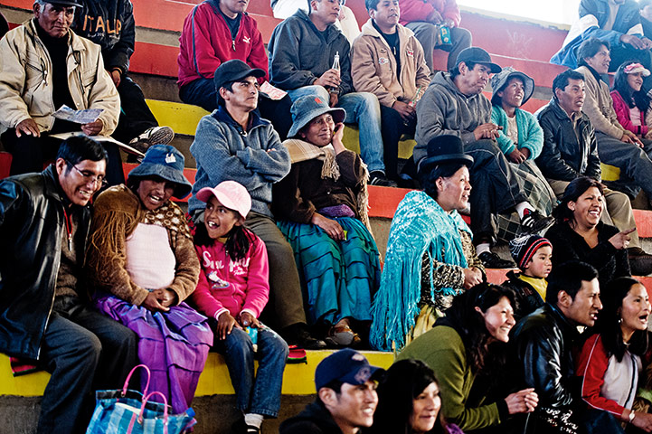 Cholitas: Residents of El Alto riveted by the Sunday afternoon action