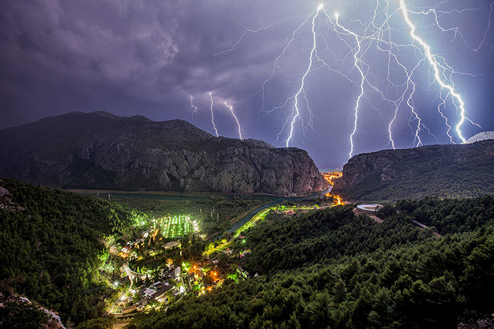 24 hours: Lightning storms near Split, Croatia - 02 Oct 2012