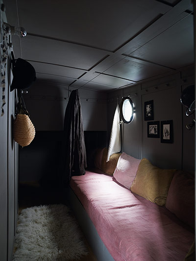 Homes: Paris Boat: Bedroom on houseboat