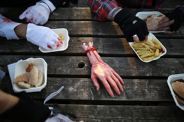 24 hours in pictures: People Attempt A World Record For The Most Zombies In One Place