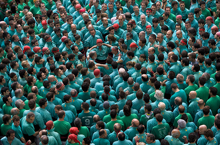 Tarragona Castells : The Castellers de Vilafranca begin their tower