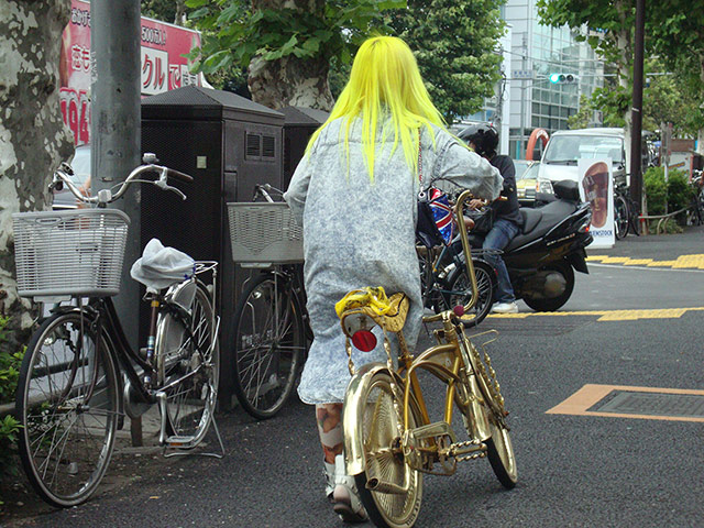 Kimono gallery: young people prefer wearing fashionable clothes to kimonos.