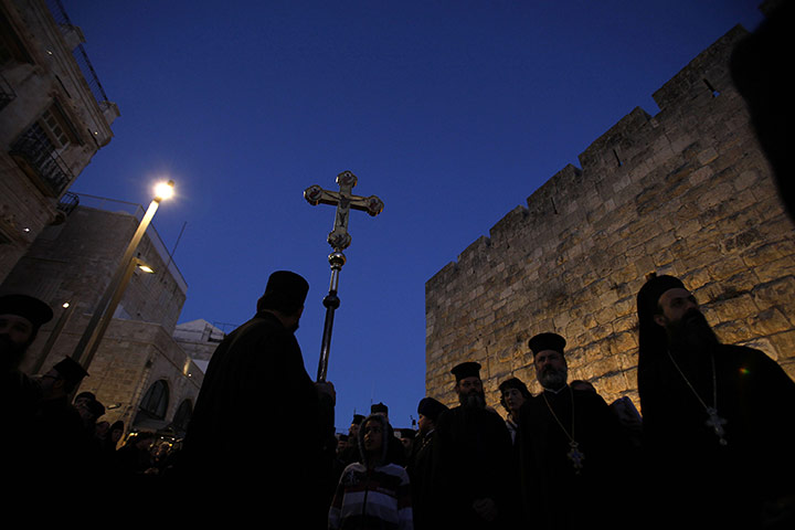 24 hours: Greek Orthodox clergy wait for the arrival of Patriarch Kirill