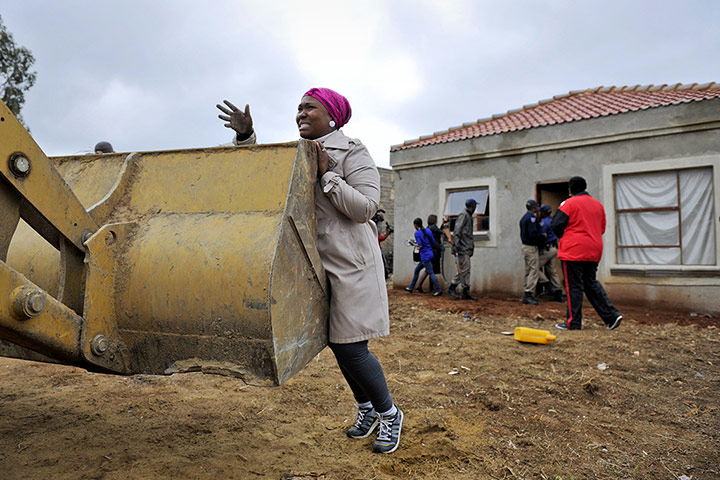 20 Photos: A woman tries to stop a bulldozer from destroying her house in Lenesia