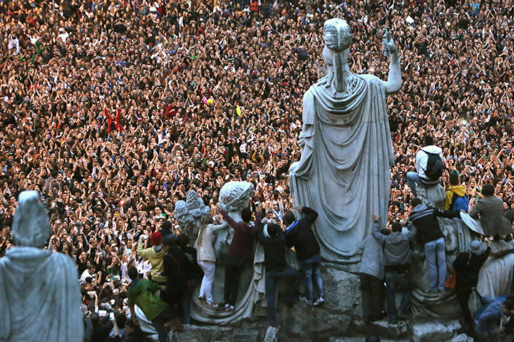24 hours: Rome, Italy:  People in Piazza del Popolo for a Gangnam style flashmob