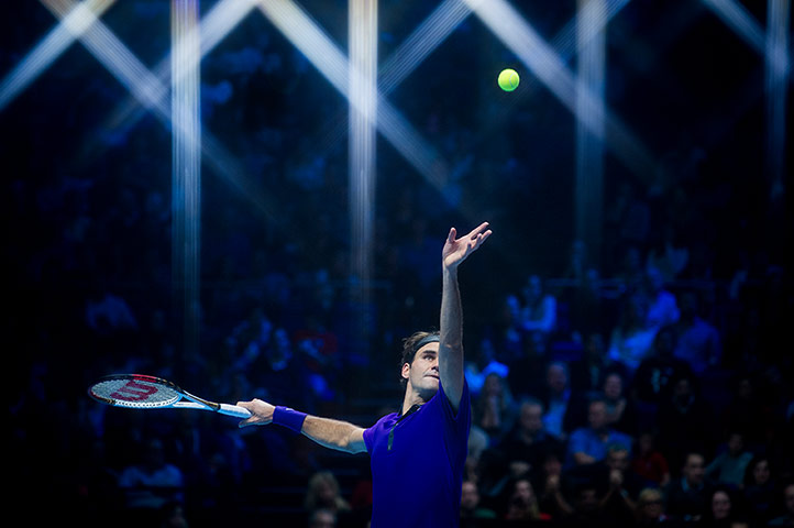 Murray v Federer: Federer serves