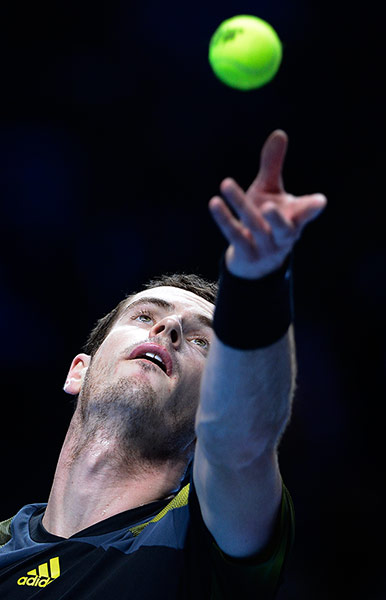 Murray v Federer: Murray serves