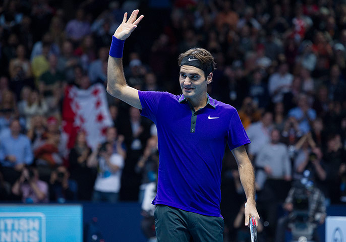 Murray v Federer: Federer waves 