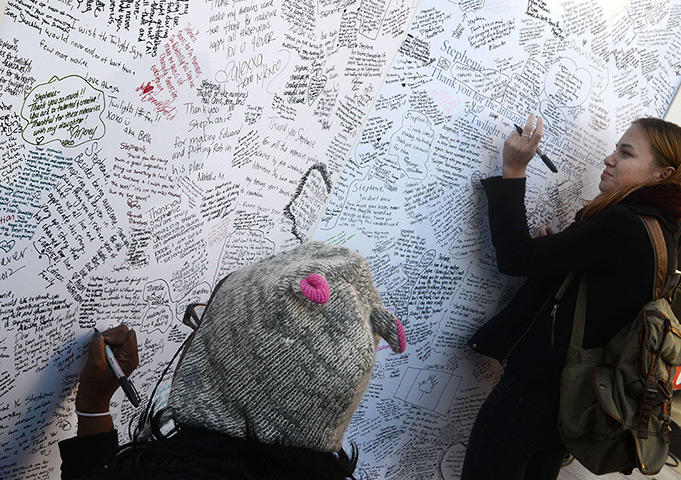 24 hours: Los Angeles, California, US: Twilight fans sign a giant card