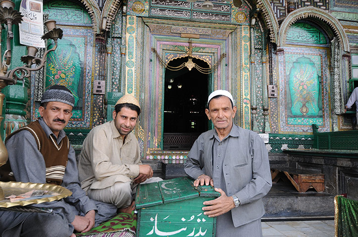 Kasmir: Chowkidars at Shah Hamdan Mosque in Srinagar, Kashmir