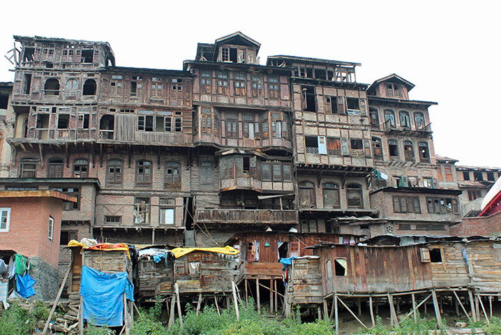 Kasmir: Old houses overlooking the Jhelum river in Srinagar