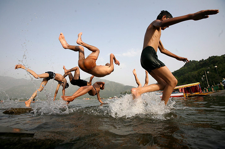 Kasmir: Kashmiri boys jump in water of Dal Lake