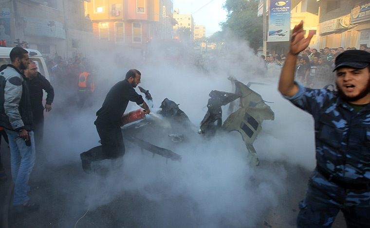 Hamas Ahmed al-Jaabari: Palestinians extinguish fire from the car 