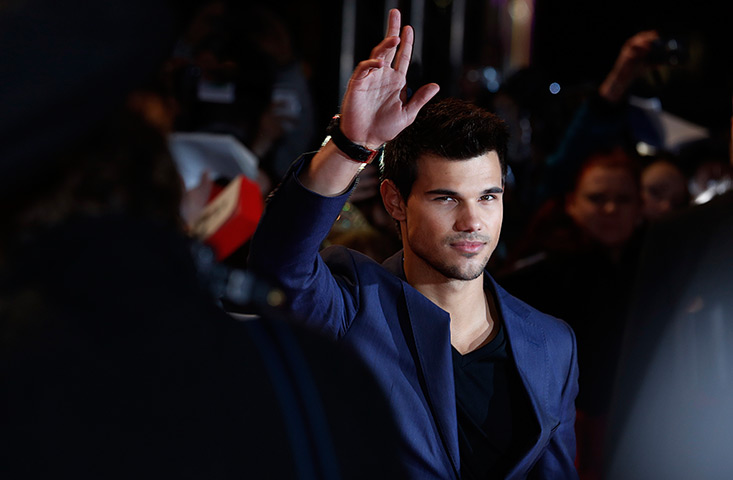 Twilight London premiere: Actor Taylor Lautner waves to fans
