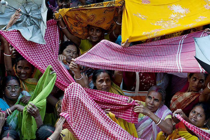 Diwali: Thousands of Hindus hold cloths out to receive the rice being handed out