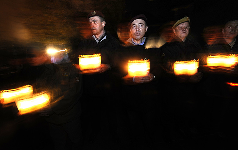 24 hours in pictures: Croatian war veterans light candles in Zagreb