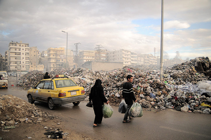 20 Photos: Syrians carry their rubbish to a mountain of garbage  in Aleppo, Syria
