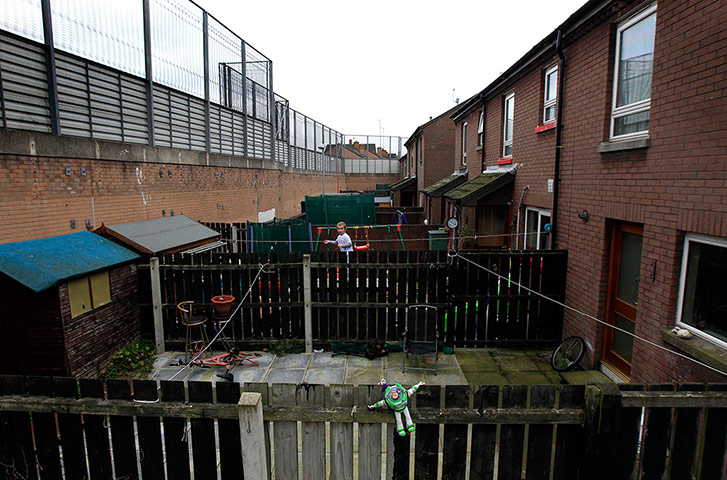 20 Photos: The peace wall that divides Catholic and Protestant communities in Belfast
