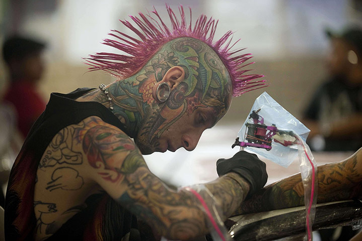 24 hours: Tattoo artists works at the International Tattoo Convention