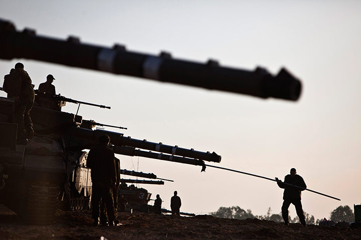 Gaza: Israeli soldiers prepare tanks near the border of central Gaza Strip