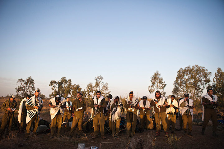 Gaza: Israeli soldiers pray near the border with the Gaza Strip