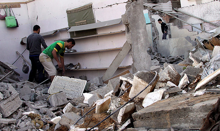 Gaza: Palestinians salvage possessisons from the rubble of their destroyed house