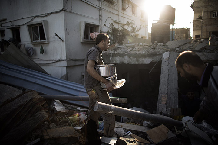 Gaza: Palestinians salvage items from their damaged house in Beit Lahia 